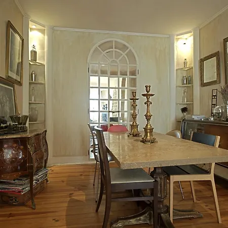 Portuguese Living Amoreiras Retro Daire